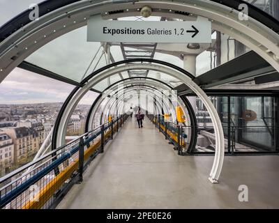 Paris Frankreich - 04.06.2022: Blick in den Glastunnel, der außerhalb des Museums für zeitgenössische Kunst im Zentrum von Pompidou errichtet wurde. Reiseziel-Konzept Stockfoto