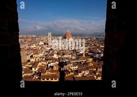 Die Kathedrale von Florenz und der Giotto-Turm aus Sicht des Rathausturms, Palazzo Vecchio in Florenz, Italien Stockfoto