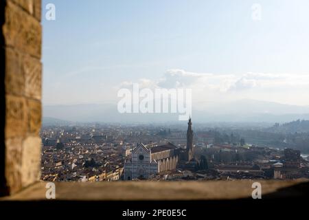 Blick vom Pazzo Vecchio Turm über die Kirche Santa Croce in Florenz Stockfoto