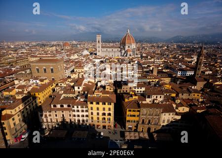 Die Kathedrale von Florenz und der Giotto-Turm aus Sicht des Rathausturms, Palazzo Vecchio in Florenz, Italien Stockfoto