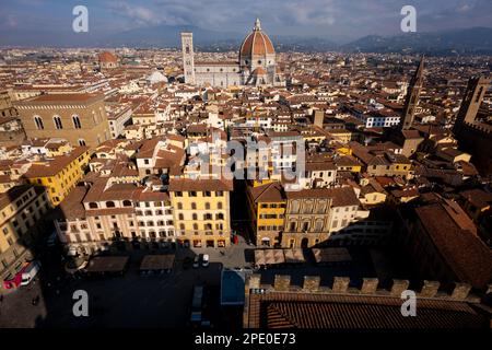 Die Kathedrale von Florenz und der Giotto-Turm aus Sicht des Rathausturms, Palazzo Vecchio in Florenz, Italien Stockfoto