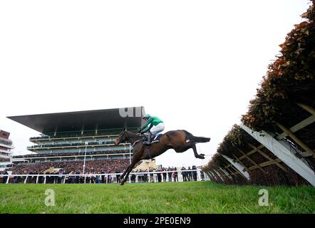 Impaire et Passe, geritten von Jockey Paul Townend, auf dem Weg, die Hürde der Ballymore Novice am zweiten Tag des Cheltenham Festivals auf der Cheltenham Rennbahn zu gewinnen. Bilddatum: Mittwoch, 15. März 2023. Stockfoto