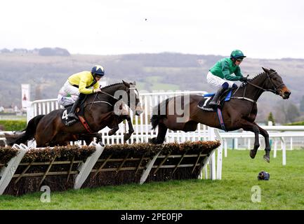 Impaire et Passe, geritten von Jockey Paul Townend (rechts) auf dem Weg, die Hürde der Ballymore Novice am zweiten Tag des Cheltenham Festivals auf der Rennbahn Cheltenham zu gewinnen. Bilddatum: Mittwoch, 15. März 2023. Stockfoto