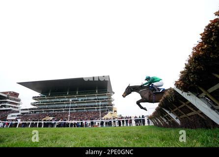 Impaire et Passe, geritten von Jockey Paul Townend, auf dem Weg, die Hürde der Ballymore Novice am zweiten Tag des Cheltenham Festivals auf der Cheltenham Rennbahn zu gewinnen. Bilddatum: Mittwoch, 15. März 2023. Stockfoto