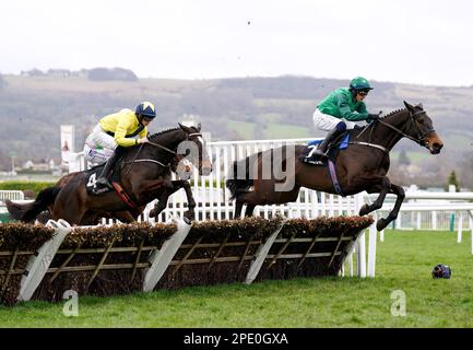 Impaire et Passe, geritten von Jockey Paul Townend (rechts) auf dem Weg, die Hürde der Ballymore Novice am zweiten Tag des Cheltenham Festivals auf der Rennbahn Cheltenham zu gewinnen. Bilddatum: Mittwoch, 15. März 2023. Stockfoto