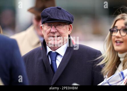 Sir Alex Ferguson am zweiten Tag des Cheltenham Festivals auf der Cheltenham Rennbahn. Bilddatum: Mittwoch, 15. März 2023. Stockfoto