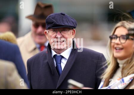 Sir Alex Ferguson am zweiten Tag des Cheltenham Festivals auf der Cheltenham Rennbahn. Bilddatum: Mittwoch, 15. März 2023. Stockfoto