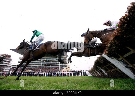 Impaire et Passe, geritten von Jockey Paul Townend (links) auf dem Weg, die Hürde der Ballymore Novice am zweiten Tag des Cheltenham Festivals auf der Rennbahn Cheltenham zu gewinnen. Bilddatum: Mittwoch, 15. März 2023. Stockfoto