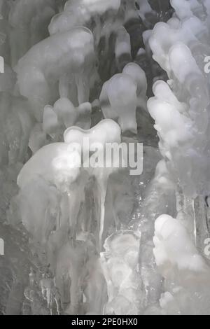 Details zur Eisformation No Boundaries, die von Eiskletterern im Pictured Rocks National Lakeshore bei Munising, Obere Halbinsel, Michigan, USA, verwendet wird Stockfoto