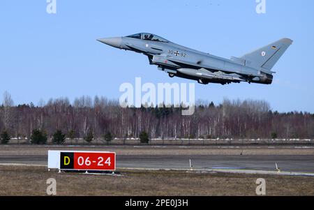 15. März 2023, Estland, Ämari: Ein deutscher Eurofighter startet einen Trainingsflug auf dem estnischen Luftstützpunkt Ämari. Das Vereinigte Königreich und Deutschland überwachen gemeinsam den Luftraum der baltischen NATO-Mitglieder Estland, Lettland und Litauen im Rahmen der NATO Air Police Baltic Mission. Der deutsche Präsident Steinmeier besucht Estland zwei Tage lang. Foto: Bernd von Jutrczenka/dpa Stockfoto