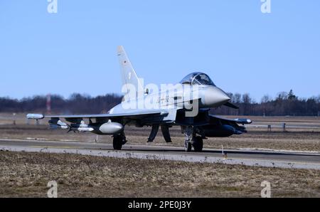 15. März 2023, Estland, Ämari: Ein deutscher Eurofighter startet einen Trainingsflug auf dem estnischen Luftstützpunkt Ämari. Das Vereinigte Königreich und Deutschland überwachen gemeinsam den Luftraum der baltischen NATO-Mitglieder Estland, Lettland und Litauen im Rahmen der NATO Air Police Baltic Mission. Der deutsche Präsident Steinmeier besucht Estland zwei Tage lang. Foto: Bernd von Jutrczenka/dpa Stockfoto