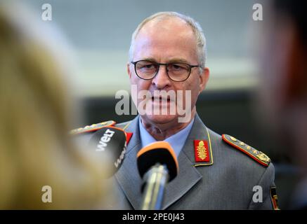15. März 2023, Estland, Ämari: Eberhard Zorn, Generalinspektor der deutschen Streitkräfte, spricht vor Medienvertretern auf dem estnischen Luftwaffenstützpunkt Ämari. Das Vereinigte Königreich und Deutschland überwachen gemeinsam den Luftraum der baltischen NATO-Mitglieder Estland, Lettland und Litauen im Rahmen der NATO Air Police Baltic Mission. Der deutsche Präsident Steinmeier ist auf einem zweitägigen Besuch in Estland. Foto: Bernd von Jutrczenka/dpa Stockfoto