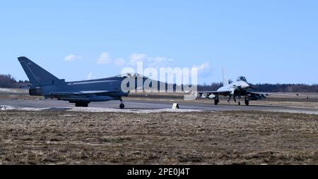 15. März 2023, Estland, Ämari: Ein deutscher und ein britischer Eurofighter starten zu einem Trainingsflug auf dem estnischen Luftwaffenstützpunkt Ämari. Das Vereinigte Königreich und Deutschland überwachen gemeinsam den Luftraum der baltischen NATO-Mitglieder Estland, Lettland und Litauen im Rahmen der NATO Air Police Baltic Mission. Der deutsche Präsident Steinmeier besucht Estland zwei Tage lang. Foto: Bernd von Jutrczenka/dpa Stockfoto