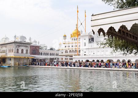 Amritsar, Indien - Februar 26 2023 - Unbekannte Anhänger aus verschiedenen Teilen des Goldenen Tempels (Harmandir Sahib) in Amritsar, Punjab, Indien, berühmt in Stockfoto