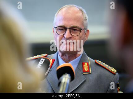 15. März 2023, Estland, Ämari: Eberhard Zorn, Generalinspektor der deutschen Streitkräfte, spricht vor Medienvertretern auf dem estnischen Luftwaffenstützpunkt Ämari. Das Vereinigte Königreich und Deutschland überwachen gemeinsam den Luftraum der baltischen NATO-Mitglieder Estland, Lettland und Litauen im Rahmen der NATO Air Police Baltic Mission. Der deutsche Präsident Steinmeier ist auf einem zweitägigen Besuch in Estland. Foto: Bernd von Jutrczenka/dpa Stockfoto