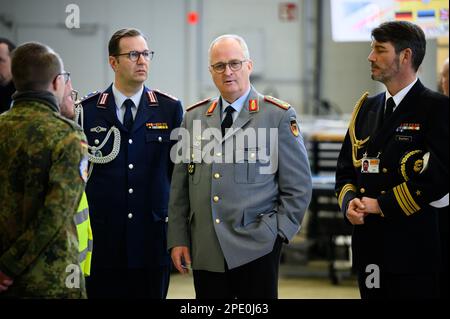 15. März 2023, Estland, Ämari: Eberhard Zorn (2. von rechts), Generalinspektor der Deutschen Streitkräfte, steht mit Soldaten auf dem estnischen Luftwaffenstützpunkt Ämari. Das Vereinigte Königreich und Deutschland überwachen gemeinsam den Luftraum der baltischen NATO-Mitglieder Estland, Lettland und Litauen im Rahmen der NATO Air Police Baltic Mission. Der deutsche Präsident Steinmeier ist zu einem zweitägigen Besuch in Estland. Foto: Bernd von Jutrczenka/dpa Stockfoto