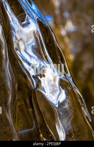 Details zur Eisformation No Boundaries, die von Eiskletterern im Pictured Rocks National Lakeshore bei Munising, Obere Halbinsel, Michigan, USA, verwendet wird Stockfoto