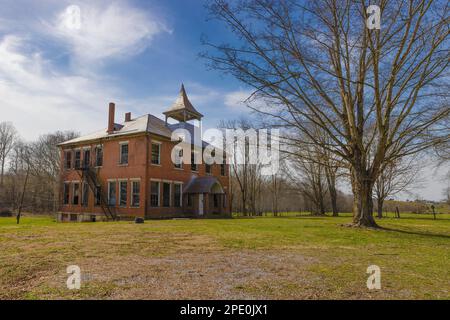 Chilhowie, Virgina, USA - 4. März 2023fd: Barrack High School Building, erbaut um die 1930er Jahre Sit ist verlassen und verfällt. Stockfoto