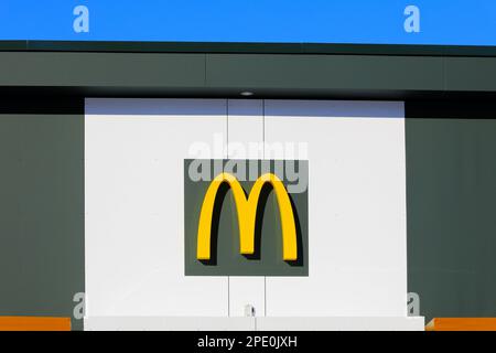 McDonalds-Logo am Eingang des Restaurants in Salo, Finnland. 12. März 2023. McDonald's ist die weltweit größte Fast-Food-Restaurantkette. Stockfoto