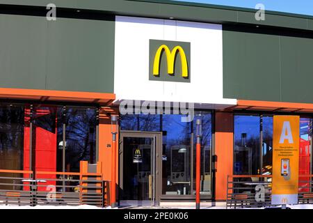 McDonalds Fast Food-Restaurant in Salo, Finnland. 12. März 2023. McDonald's ist die weltweit größte Fast-Food-Restaurantkette. Stockfoto