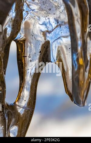 Details zur Eisformation No Boundaries, die von Eiskletterern im Pictured Rocks National Lakeshore bei Munising, Obere Halbinsel, Michigan, USA, verwendet wird Stockfoto