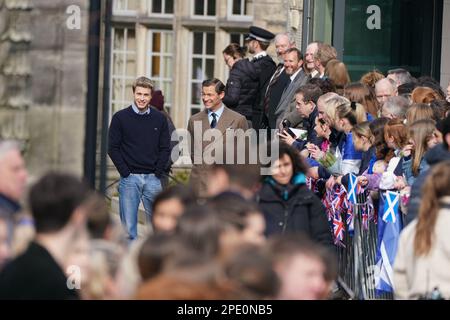 Ed McVey spielt die Rolle von Prinz William und Dominic West und spielt die Rolle von Prinz von Wales, während sie Szenen für die nächste Staffel der Krone in St. Andrews, Schottland, drehen. Bilddatum: Mittwoch, 15. März 2023. Stockfoto