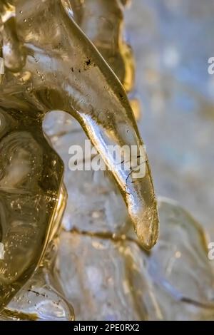 Details zur Eisformation No Boundaries, die von Eiskletterern im Pictured Rocks National Lakeshore bei Munising, Obere Halbinsel, Michigan, USA, verwendet wird Stockfoto