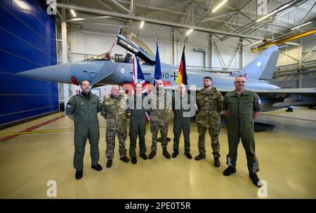 15. März 2023, Estland, Ämari: Deutsche und britische Soldaten, die Eurofighter bedienen, stationiert auf Estlands Luftwaffenstützpunkt Ämari vor einem deutschen Eurofighter. Das Vereinigte Königreich und Deutschland überwachen gemeinsam den Luftraum der baltischen NATO-Mitglieder Estland, Lettland und Litauen im Rahmen der NATO Air Police Baltic Mission. Der deutsche Präsident Steinmeier ist zu einem zweitägigen Besuch in Estland. Foto: Bernd von Jutrczenka/dpa Stockfoto