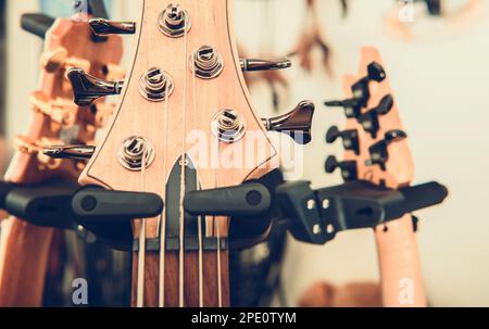 Neue und gebrauchte elektrische Gitarren werden im Music Store ausgestellt. Kopf- und Abstimmungstasten Nahaufnahme. Stockfoto