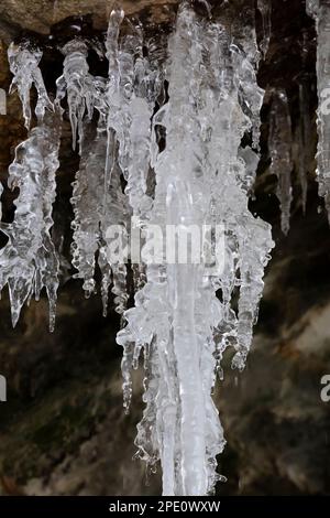 Details zur Eisformation No Boundaries, die von Eiskletterern im Pictured Rocks National Lakeshore bei Munising, Obere Halbinsel, Michigan, USA, verwendet wird Stockfoto