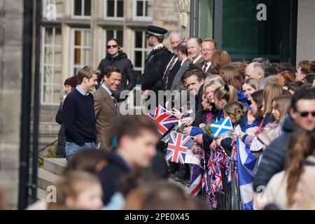 Ed McVey spielt die Rolle von Prinz William und Dominic West und spielt die Rolle von Prinz von Wales, während sie Szenen für die nächste Staffel der Krone in St. Andrews, Schottland, drehen. Bilddatum: Mittwoch, 15. März 2023. Stockfoto