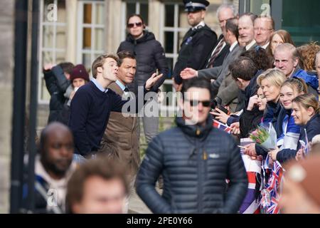 Ed McVey spielt die Rolle von Prinz William und Dominic West und spielt die Rolle von Prinz von Wales, während sie Szenen für die nächste Staffel der Krone in St. Andrews, Schottland, drehen. Bilddatum: Mittwoch, 15. März 2023. Stockfoto