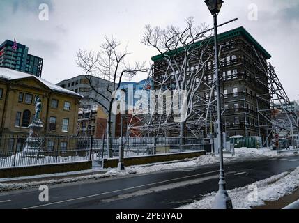 Ein Blick auf den Province House Square vom george Street Contianing Province House und neue Presseblocke mit der Fassade des Kenny-Dennis Gebäudes Stockfoto