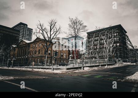 Ein Blick auf den Province House Square vom george Street Contianing Province House und neue Presseblocke mit der Fassade des Kenny-Dennis Gebäudes Stockfoto