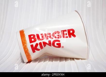 Ho-Chi-Minh-Stadt, Vietnam - 2. März 2023: Burger King Fast-Food-Kette zerbrochener Papierbecher, isoliert auf weiß. Gebrauchter Becher mit einem roten Logo der beliebten Marke di Stockfoto