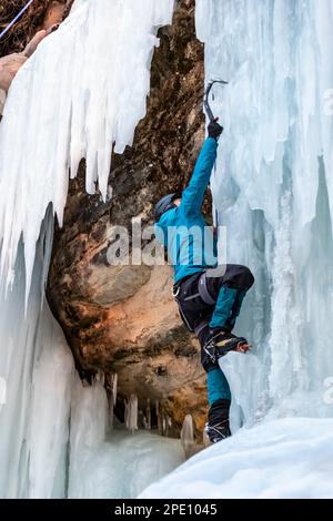 Eisklettern auf den Vorhängen, eine gefrorene Seegrube im Pictured Rocks National Lakeshore, Upper Peninsula, Michigan, USA [kein Modell veröffentlicht; Editorial li Stockfoto