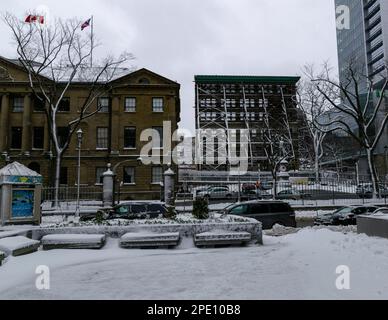 Ein Blick auf den Province House Square vom george Street Contianing Province House und neue Presseblocke mit der Fassade des Kenny-Dennis Gebäudes Stockfoto