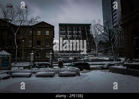 Ein Blick auf den Province House Square vom george Street Contianing Province House und neue Presseblocke mit der Fassade des Kenny-Dennis Gebäudes Stockfoto