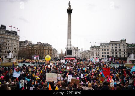 Streikende Mitglieder der National Education Union (neu) bei einer Kundgebung am Trafalgar Square im Zentrum Londons in einem langjährigen Streit um das Gehalt. Bilddatum: Mittwoch, 15. März 2023. Stockfoto