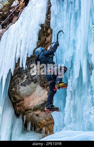 Eisklettern auf den Vorhängen, eine gefrorene Seegrube im Pictured Rocks National Lakeshore, Upper Peninsula, Michigan, USA [kein Modell veröffentlicht; Editorial li Stockfoto