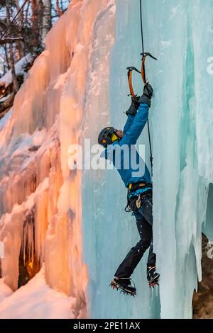 Eisklettern auf den Vorhängen, eine gefrorene Seegrube im Pictured Rocks National Lakeshore, Upper Peninsula, Michigan, USA [kein Modell veröffentlicht; Editorial li Stockfoto