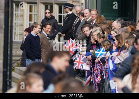 Ed McVey spielt die Rolle von Prinz William und Dominic West und spielt die Rolle von Prinz von Wales, während sie Szenen für die nächste Staffel der Krone in St. Andrews, Schottland, drehen. Bilddatum: Mittwoch, 15. März 2023. Stockfoto