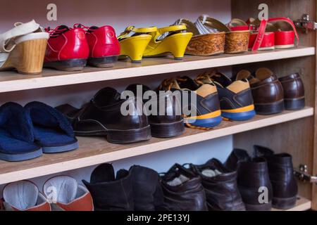 Kleiderschrank mit Schuhregalen im Haus Stockfoto