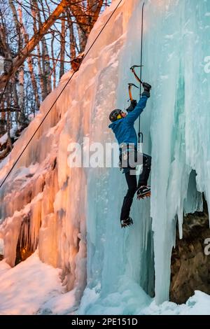 Eisklettern auf den Vorhängen, eine gefrorene Seegrube im Pictured Rocks National Lakeshore, Upper Peninsula, Michigan, USA [kein Modell veröffentlicht; Editorial li Stockfoto