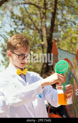 Chabarowsk, Russland - 20. Mai 2017: Junge intelligente Professor Durchführung eines Experiments bei Science-Show für Kinder. Spaß Chemielabor für Kinder- Stockfoto