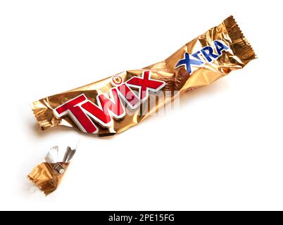 Khabarowsk, Russland - 10. April 2017: Twix Xtra Schokoladenriegel leere, zerknitterte Verpackung, isoliert auf weiß. Lebensmittelverpackungsmüll Stockfoto