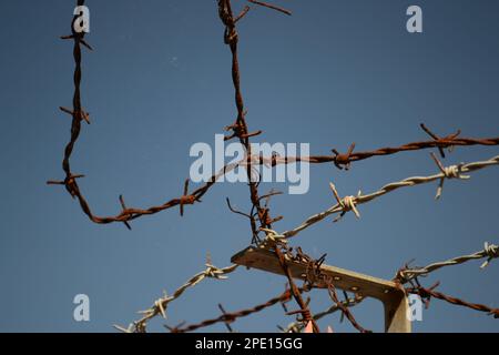 Nahaufnahme des verrosteten Stacheldrahts Stockfoto