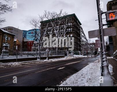 Ein Blick auf den Province House Square vom george Street Contianing Province House und neue Presseblocke mit der Fassade des Kenny-Dennis Gebäudes Stockfoto