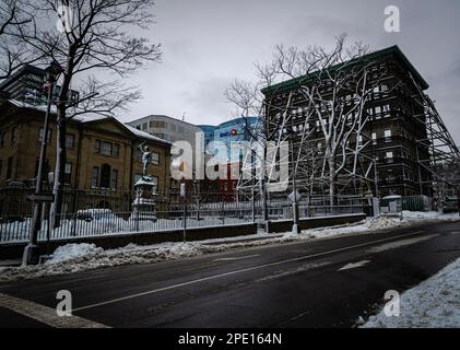 Ein Blick auf den Province House Square vom george Street Contianing Province House und neue Presseblocke mit der Fassade des Kenny-Dennis Gebäudes Stockfoto