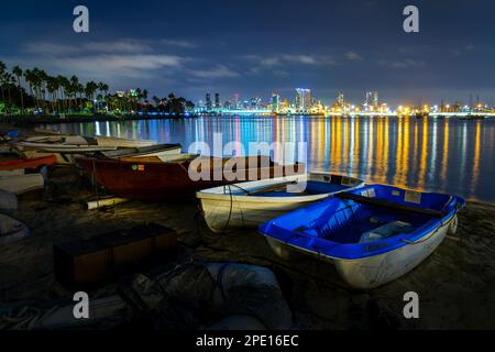 Boote auf Coronado Island, San Diego Bay und Skyline bei Nacht, Kalifornien Stockfoto